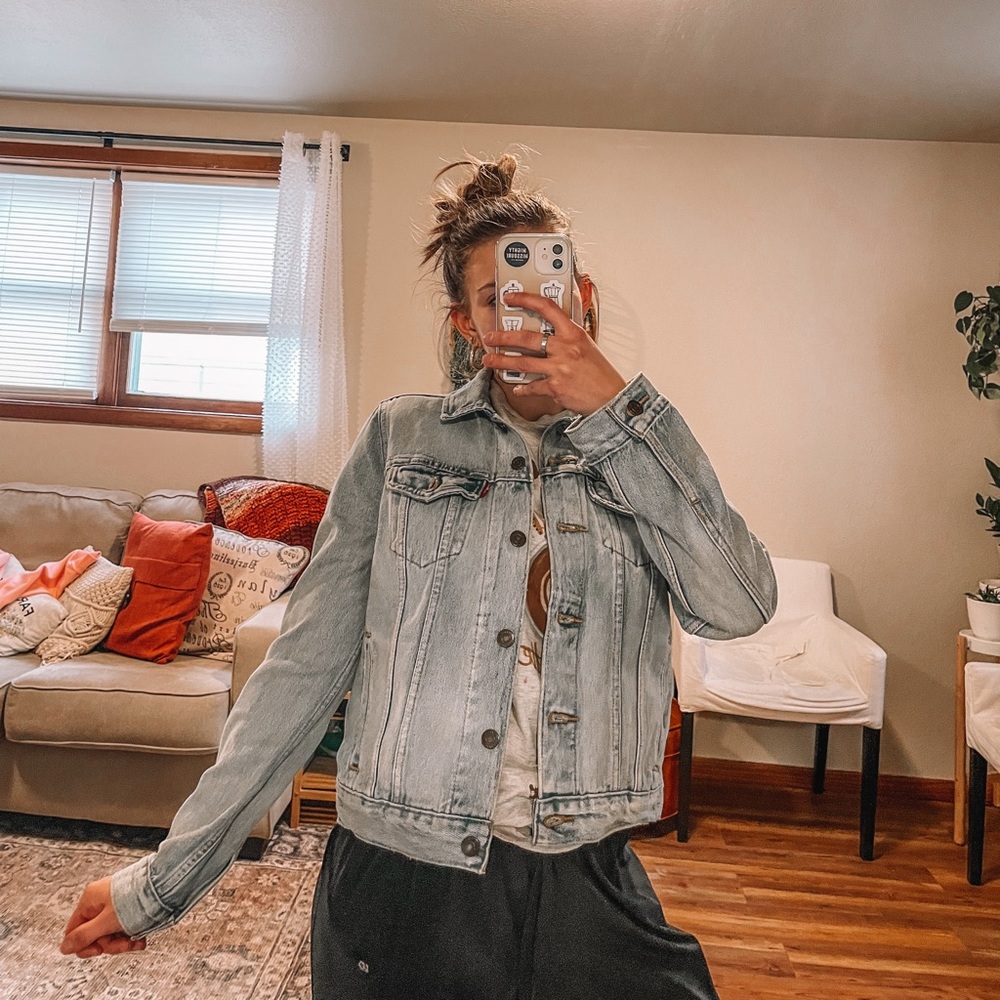 Levi’s jean denim jacket light wash